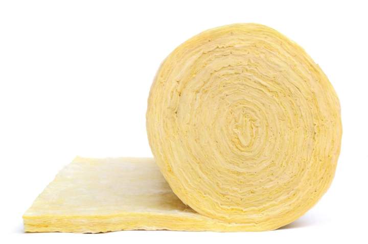 Gros plan sur des rouleaux de laine de roche ou de fibre de bois, texture visible, matériaux respectueux de lenvironnement.